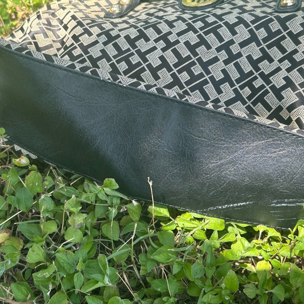Tommy Hilfiger Black and Gold Patterned Shoulder Bag - Picture 14 of 16